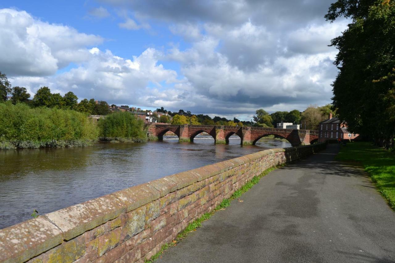 Charming 1 Bed Riverside Apartment チェスター エクステリア 写真