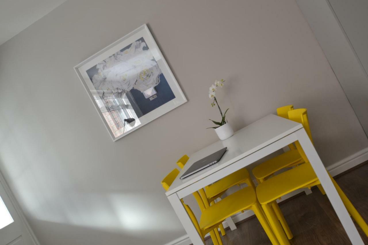 Charming 1 Bed Riverside Apartment チェスター エクステリア 写真